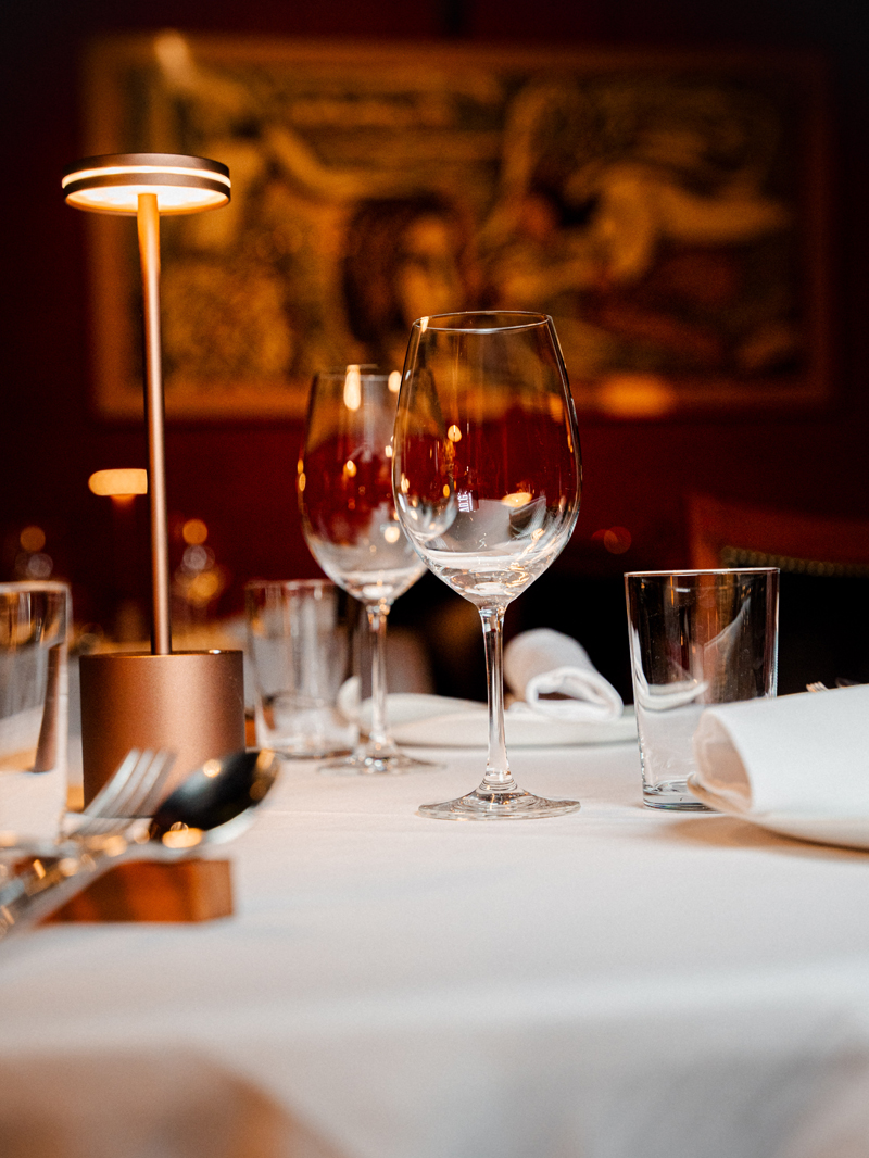 Detalle de una mesa con los platos y las copas